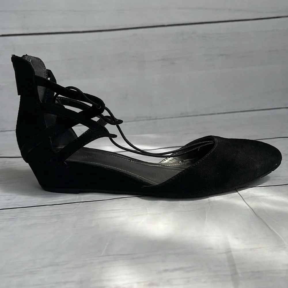 Reaction Kenneth Cole Black Heel With String Suede US 6.5 Med - Picture 7 of 10